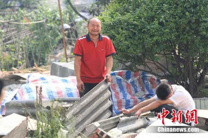 2008年5月16日,汶川县映秀镇两位居民看着地震后被毁的家园,不禁痛哭失声。中新社记者 盛佳鹏 摄
汶川地震十二年:遥忆悲伤,记住灾难中不屈的精神